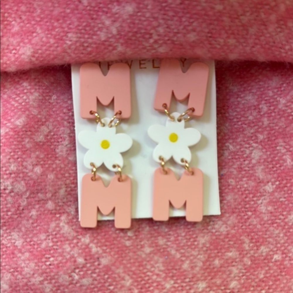 Pink 'Mom’ Earrings with Daisy Charm